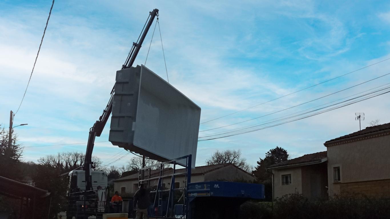 Livraison d'une piscine coque